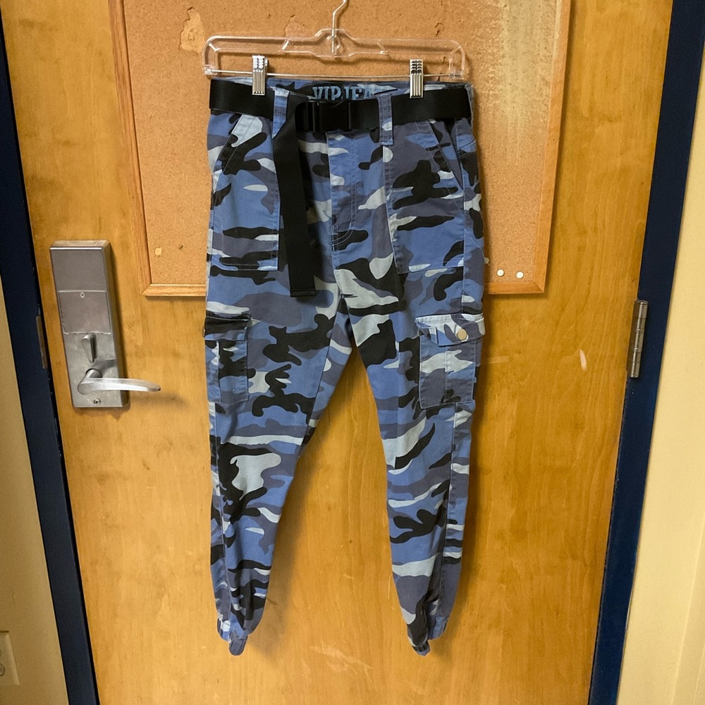 Cropped, blue camo print joggers. size medium